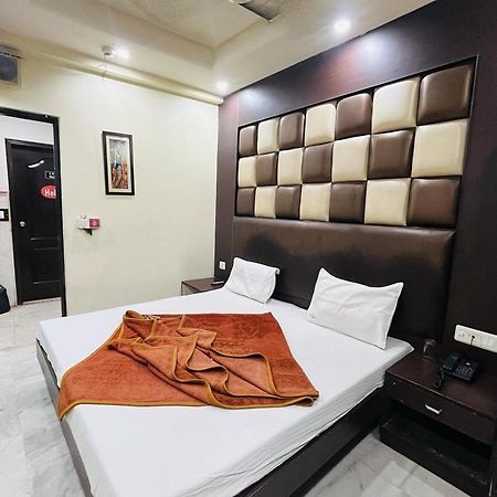 Spot Inn Hostel New Delhi Buitenkant foto