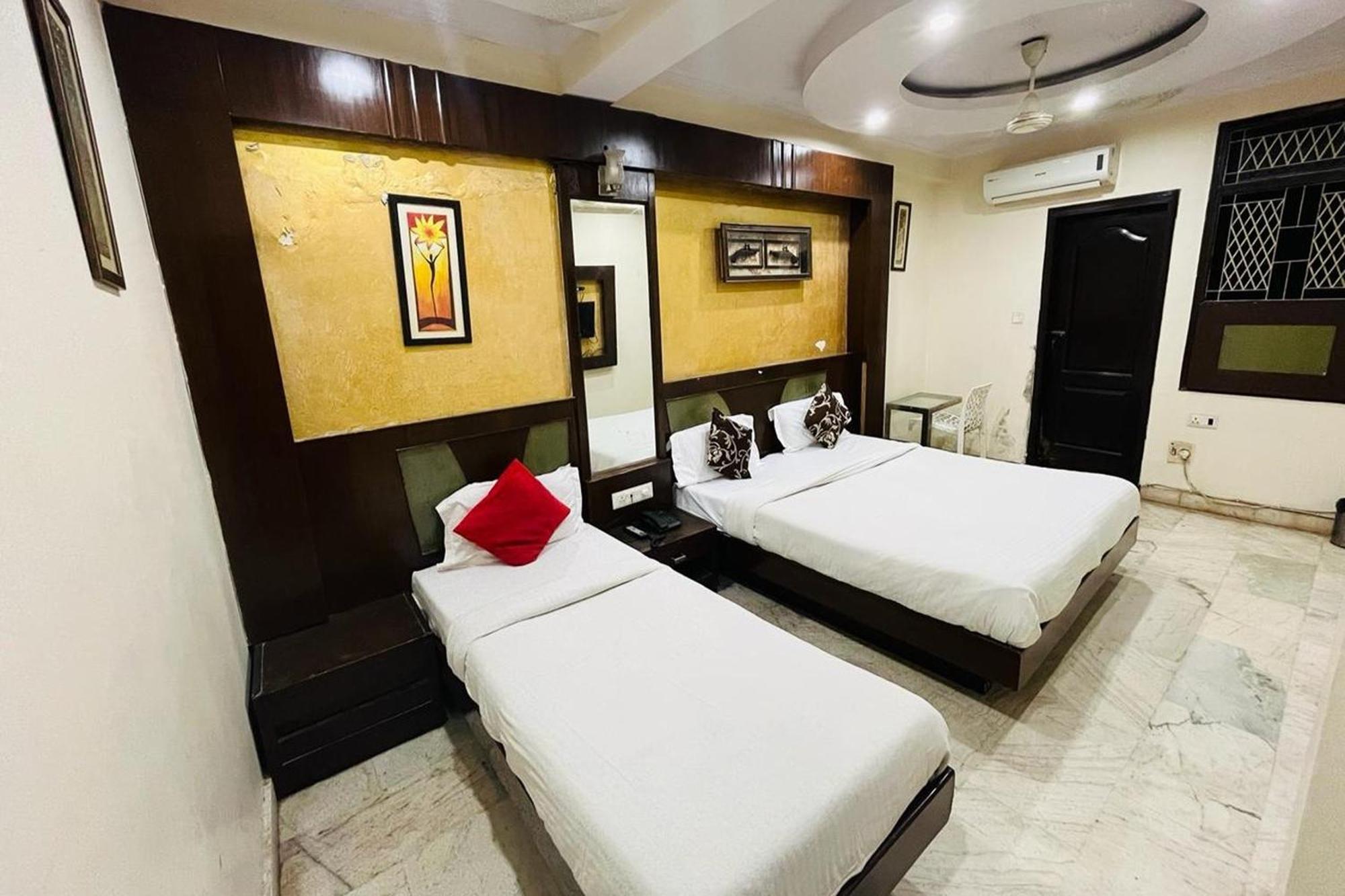 Spot Inn Hostel New Delhi Buitenkant foto