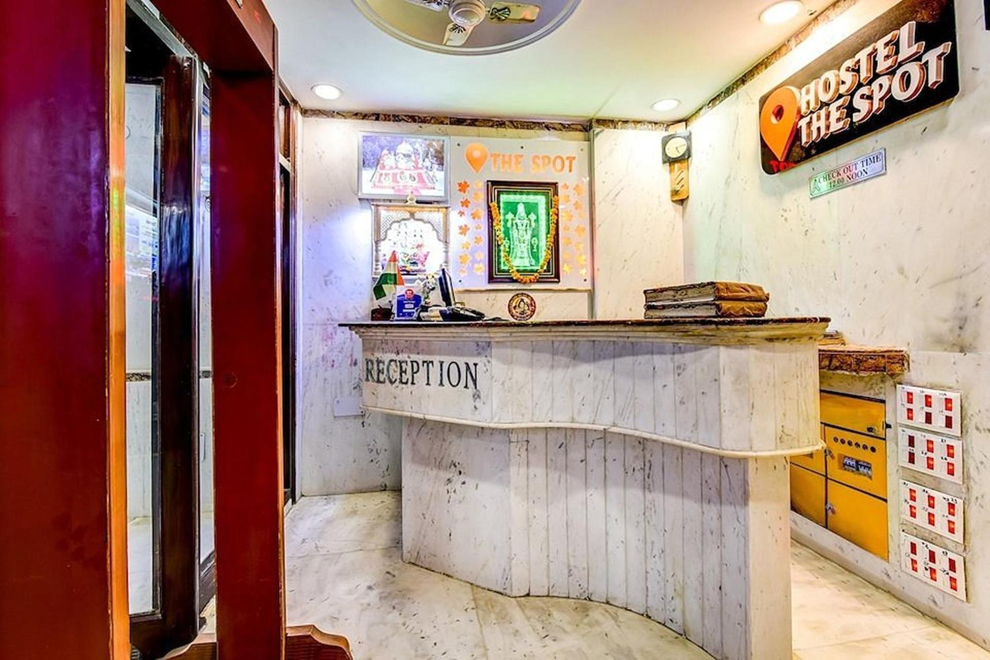 Spot Inn Hostel New Delhi Buitenkant foto