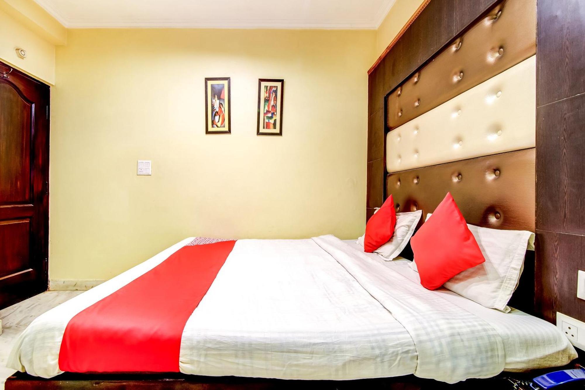 Spot Inn Hostel New Delhi Buitenkant foto
