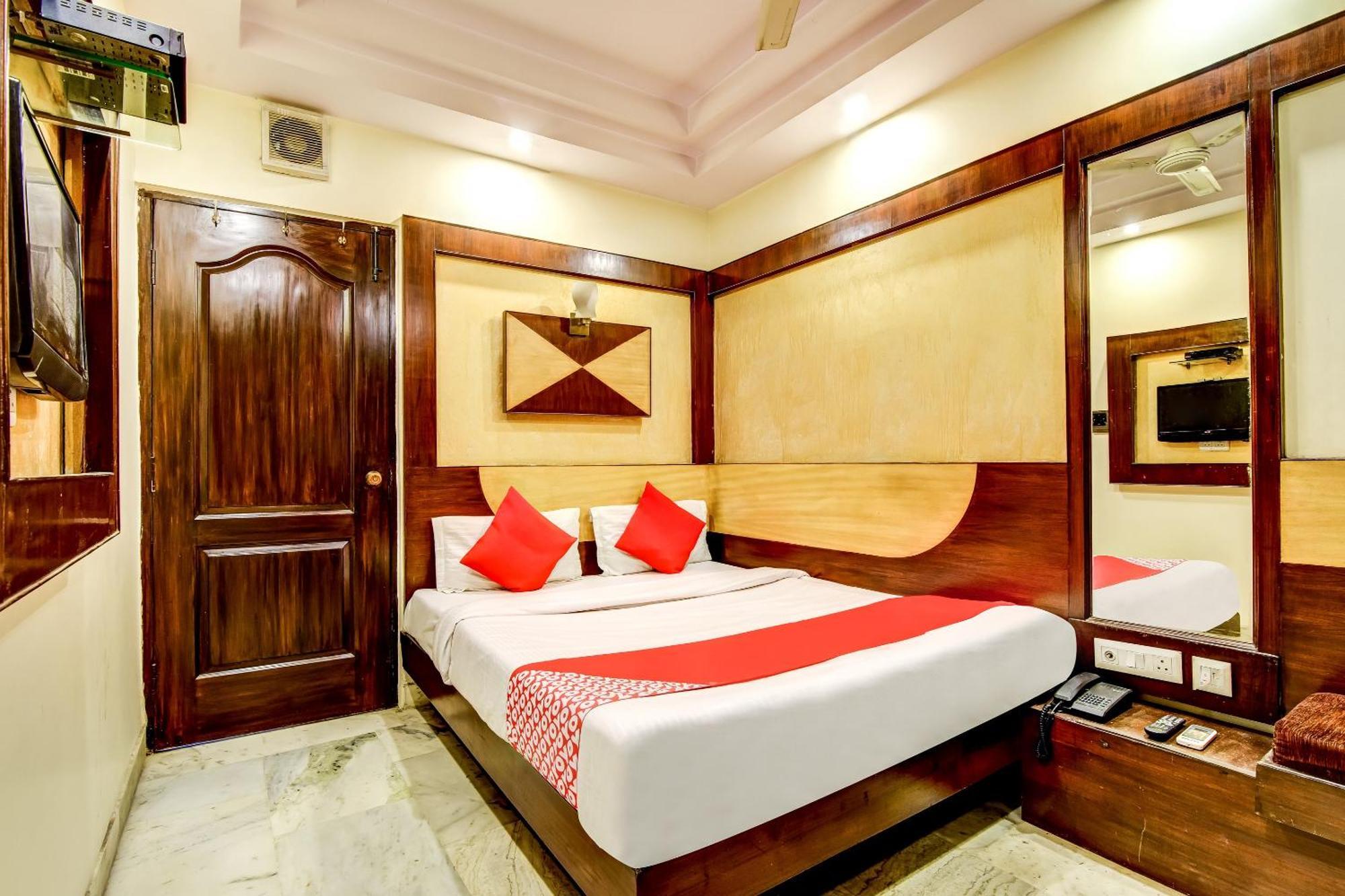Spot Inn Hostel New Delhi Buitenkant foto