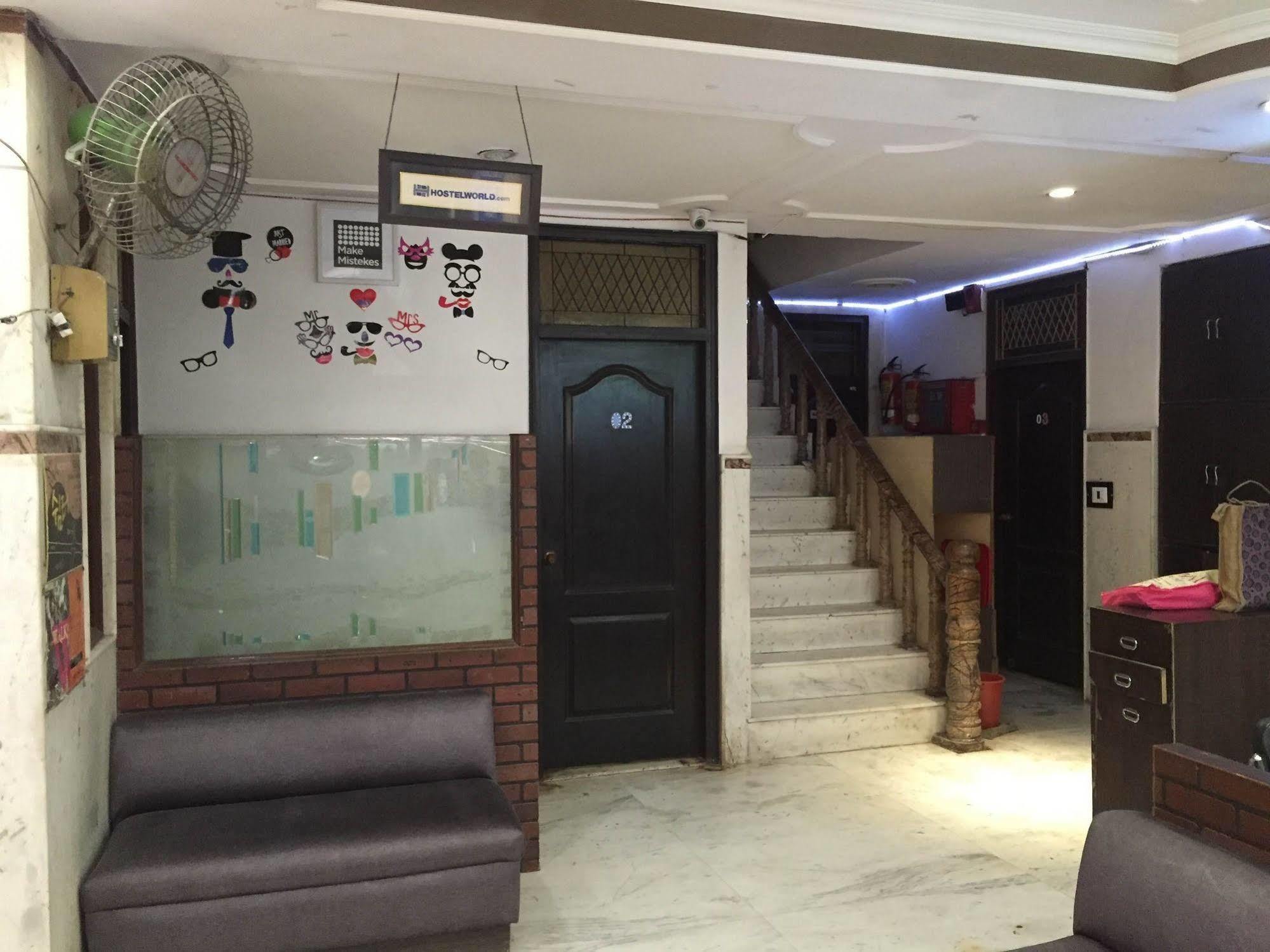 Spot Inn Hostel New Delhi Buitenkant foto